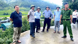 Kiểm tra, thống nhất phương án khẩn cấp khắc phục sạt lở tại thôn Nước Nóng