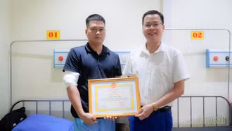 Mậu A khen thưởng đột xuất cá nhân dũng cảm cứu tài sản trong vụ cháy kho doanh nghiệp