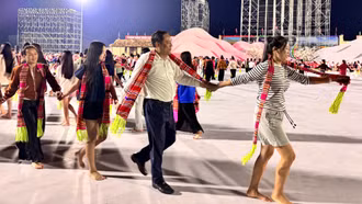 Phó Bí thư Thường trực Tỉnh ủy Hoàng Giang động viên các diễn viên luyện tập màn Đại Xòe tại Lễ hội Văn hóa, Du lịch Mường Lò năm 2026