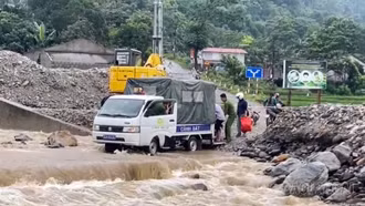 Công an xã Trịnh Tường dùng xe cảnh sát chuyên dụng giúp dân, đưa học sinh qua suối đến trường