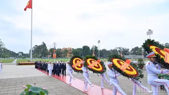 Các đồng chí lãnh đạo, nguyên lãnh đạo Đảng, Nhà nước vào Lăng viếng Chủ tịch Hồ Chí Minh