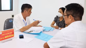 Âu Lâu khám sức khỏe, cấp thuốc miễn phí cho 322 đảng viên lão thành