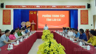 Đồng chí Sùng A Lềnh làm việc với Ban Thường vụ Đảng ủy phường Trung Tâm