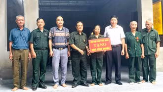 Hội Cựu Thanh niên xung phong tỉnh trao tặng nhà tình nghĩa cho hội viên khó khăn