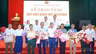 Khánh Yên, Tân Hợp trao Huy hiệu Đảng đợt 2/9 cho 47 đảng viên