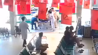 Cảnh sát giao thông Lào Cai kịp thời đưa người phụ nữ bất tỉnh đi cấp cứu