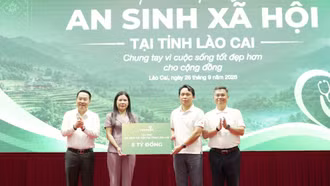 Vietcombank trao 5 tỷ đồng hỗ trợ an sinh xã hội tại Lào Cai