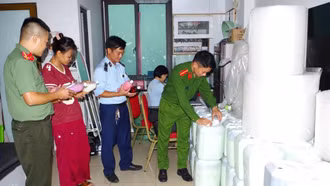 Triệt phá cơ sở bán gần 1.800 lít rượu trôi nổi gắn mác 'đặc sản' trên TikTok shop
