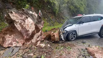 Đá lăn đè trúng ôtô trên quốc lộ 6