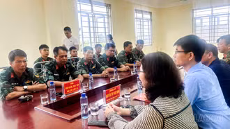 Lãnh đạo xã Bát Xát thăm, động viên đội tìm kiếm, quy tập hài cốt liệt sĩ