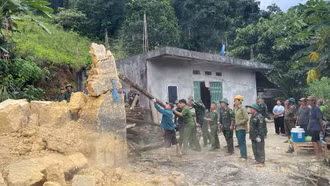 Lào Cai: Công an các xã khẩn trương hỗ trợ Nhân dân khắc phục hậu quả mưa lũ