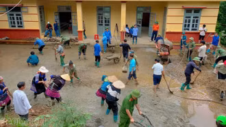 Cán bộ và nhân dân thôn Lao Chải bê tông hóa đường giao thông nông thôn.