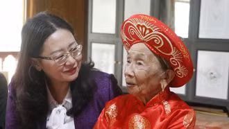 Phó Bí thư Tỉnh ủy Giàng Thị Dung thăm, tặng quà Mẹ Việt Nam Anh hùng và người có công tại Quy Mông