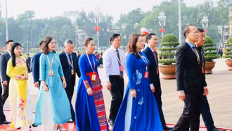Đoàn đại biểu tỉnh Lào Cai dự Đại hội đại biểu toàn quốc MTTQ Việt Nam lần thứ XI cùng các đại biểu vào Lăng viếng Chủ tịch Hồ Chí Minh