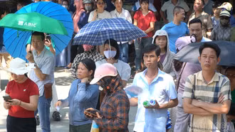 Lào Cai: Phụ huynh kiên nhẫn “đội nắng” chờ con thi vào lớp 10