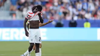 Tổng thống Trump gọi điện yêu cầu Chủ tịch FIFA xem xét thẻ đỏ của sao tuyển Mỹ