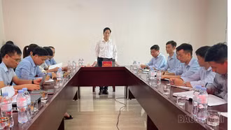 Thường trực Đảng ủy xã Bảo Nhai làm việc với Công ty Cổ phần Xây dựng và Thương mại 299