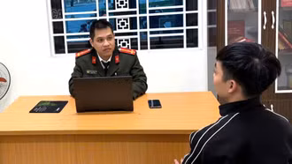 Công an phường Lào Cai xử phạt trường hợp chia sẻ thông tin xuyên tạc, bịa đặt về lãnh đạo Đảng, Nhà nước