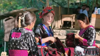 Bản người Mông dưới chân Hoàng Liên Sơn có thứ khiến du khách đổ xô lên núi, tiền tự tìm đến