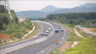 Tuân thủ quy định tham gia giao thông trên cao tốc khi lưu lượng phương tiện tăng cao dịp Tết