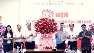 Thường trực HĐND tỉnh và Đoàn đại biểu Quốc hội tỉnh thăm, chúc mừng Báo và Phát thanh, Truyền hình Lào Cai nhân dịp 21/6