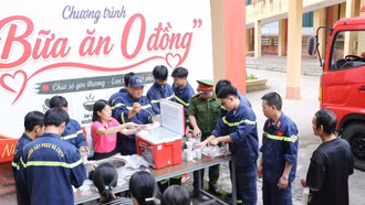 400 suất cháo được phát miễn phí đến bệnh nhân và người nhà bệnh nhân