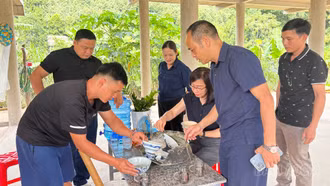 Phúc Khánh: Bàn giao hiện vật người dân phát hiện cho Bảo tàng Lào Cai