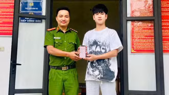 Công an xã Cảm Nhân hỗ trợ công dân hoàn trả 100 triệu đồng chuyển nhầm