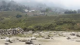 Thượng úy Phan Văn Quyết dũng cảm cứu người giữa lũ dữ