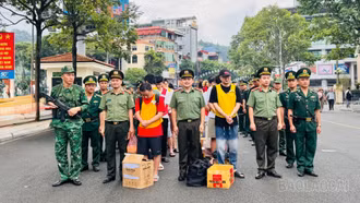 Lào Cai: Bàn giao 19 đối tượng Trung Quốc lập "đại bản doanh" lừa đảo trực tuyến