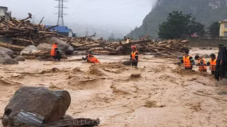 Mưa lớn kéo dài, cảnh báo lũ trên các sông ở Bắc Bộ