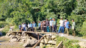 Người dân thôn Tà Moòng, xã Nậm Chày khắc phục cầu tạm sau mưa lũ, mong sớm có cầu kiên cố