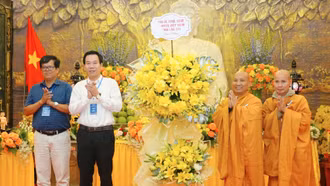 Đồng chí Dương Đức Huy - Trưởng Ban Tuyên giáo và Dân vận Tỉnh ủy dự và chúc mừng Đại lễ Phật đản năm 2026