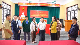 Phó Bí thư Tỉnh ủy Giàng Thị Dung kiểm tra công tác bầu cử và phát triển kinh tế - xã hội tại Trịnh Tường, A Mú Sung