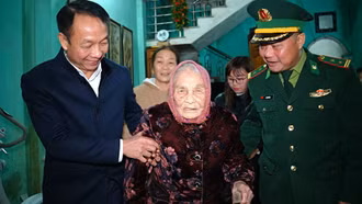 Phó Chủ tịch Thường trực HĐND tỉnh Vũ Quỳnh Khánh thăm, tặng quà Tết tại xã Bản Lầu