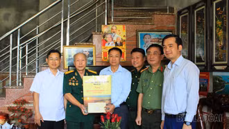 Lãnh đạo tỉnh Lào Cai thăm, tặng quà người có công nhân dịp 27/7
