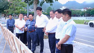 Đồng chí Phó Bí thư Tỉnh ủy, Chủ tịch Ủy ban MTTQ Việt Nam tỉnh kiểm tra các dự án tại xã Mường Khương