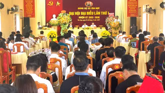 Đồng chí Giàng Thị Dung, Phó Bí thư Tỉnh ủy, Chủ tịch Ủy ban Mặt trận Tổ quốc Việt Nam tỉnh dự và chỉ đạo Đại hội đại biểu Đảng bộ xã Tân Hợp 