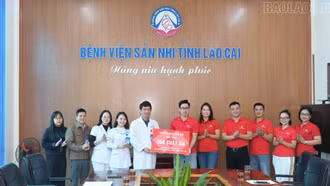 Techcombank Vùng 2 trao quà thiện nguyện tại Bệnh viện Sản - Nhi Lào Cai