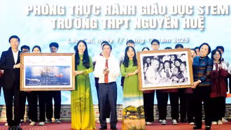 Phó Thủ tướng Chính phủ Phạm Thị Thanh Trà dự lễ khánh thành Phòng Thực hành giáo dục STEM tại Trường THPT Nguyễn Huệ