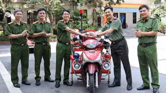 Trường Đại học Phòng cháy chữa cháy trao tặng xe mô tô đa năng cho Công an tỉnh Lào Cai
