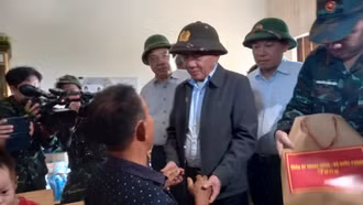 Thường trực Ban Bí thư Trần Cẩm Tú thăm, động viên nhân dân vùng lũ Khánh Hòa