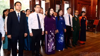 Đoàn đại biểu Mặt trận Tổ quốc Việt Nam tỉnh Lào Cai dâng hương Chủ tịch Hồ Chí Minh và các Anh hùng liệt sĩ 