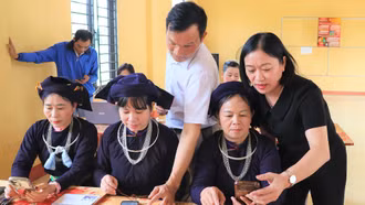 Xã Lục Yên: 1.095 đảng viên cài đặt ứng dụng Sổ tay đảng viên điện tử 