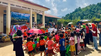 Mang “Trung thu yêu thương” đến với trẻ em xã Phình Hồ