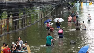 Mưa bão gây lũ lụt nghiêm trọng tại Trung Quốc và Philippines, hàng chục nghìn người phải sơ tán.