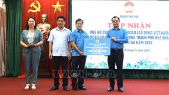 Tổng Liên đoàn Lao động Việt Nam hỗ trợ người dân Huế khắc phục bão lũ