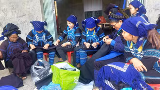 Mùa thêu thổ cẩm trên bản Hà Nhì 