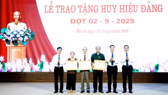 Xã Mậu A tổ chức trao Huy hiệu Đảng cho 53 đảng viên