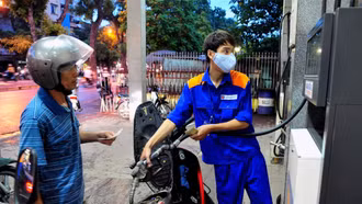 Giá xăng dầu đồng loạt giảm, RON 95 rời mốc 20.000 đồng/lít